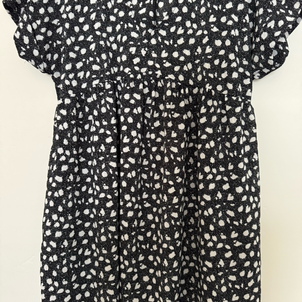 Black and white light weight v neck dress - Picture 9 of 14